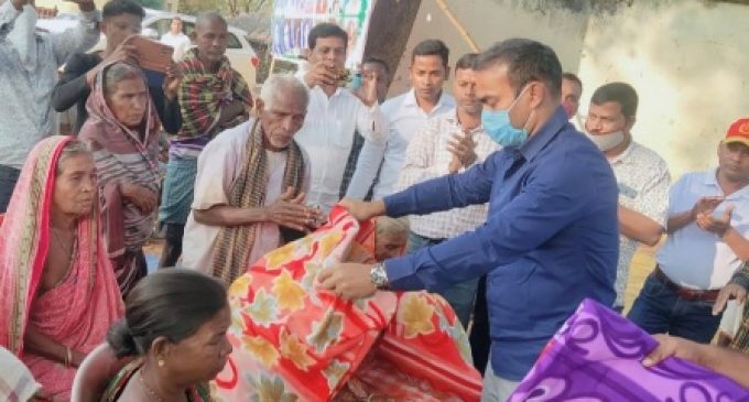 Preeti Ranjan Ghadei distributes blankets to tribals