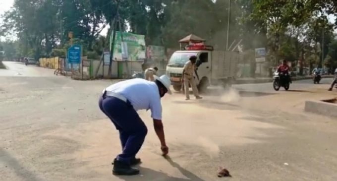 Phulbani: Traffic cop clears sand drifts on road, receives accolades from all quarters