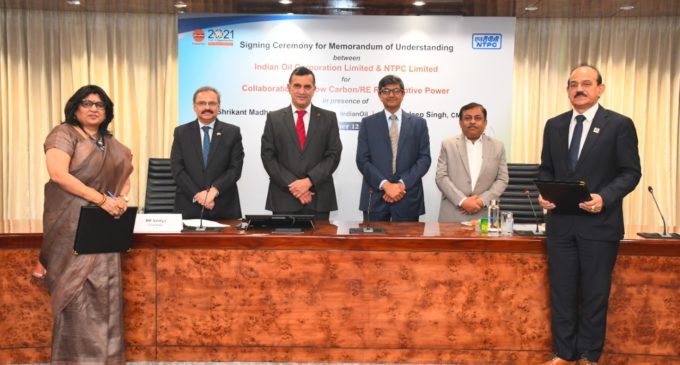 IndianOil inks an MoU with NTPC for collaboration on renewable energy