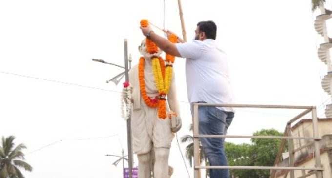 PAYING TRIBUTE TO FATHER OF NATION