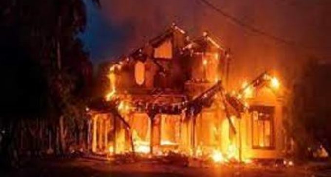 Sri Lanka PM Mahinda Rajapaksa’s residence set on fire in Kurunegala