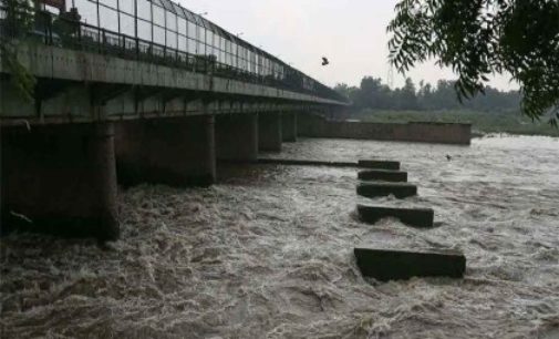 Yamuna flows over danger mark of 205.33 metres