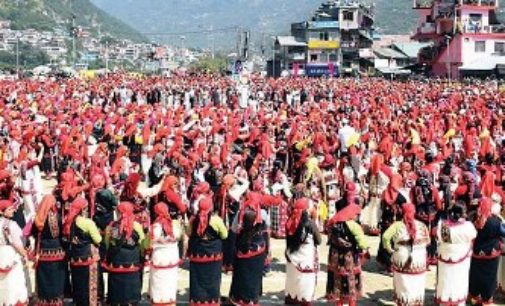 8,000 women perform folk dance at International Kullu Dussehra Festival in Himachal