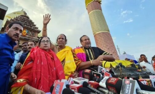 WB CM visits Puri, offers prayers at Lord Jagannath temple