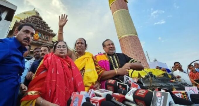 WB CM visits Puri, offers prayers at Lord Jagannath temple