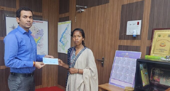 Bonda Tribal Girl Karama Muduli, who Worked as a Daily Labourer, Tops Plus II Commerce Exams and Receives Support from District Administration