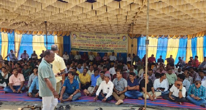 Odhisha Amala  Sangha Holds Statewide Protest Over Grade Pay and Salary Hike