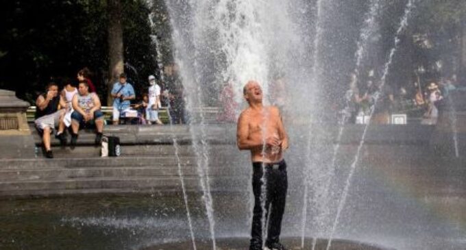 Record heatwaves sweep the world, from US to Japan via Europe