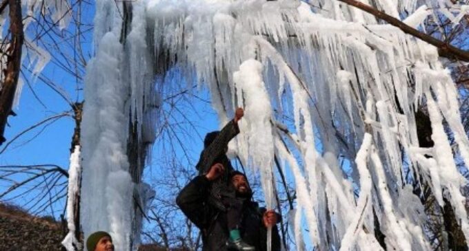 Cold wave hits Kashmir, Srinagar records 0.9 degrees Celsius