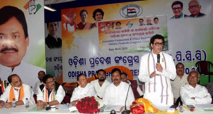 AICC In-charge arrives in Odisha, calls for ousting ‘non-Odia’ politicians