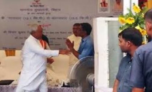 Nitish Kumar offers to touch officer’s feet, asks him to speed up roadwork