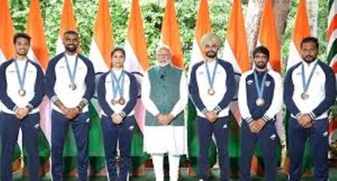 PM meets Paris Olympians on Independence Day, Hockey team gifts signed jersey