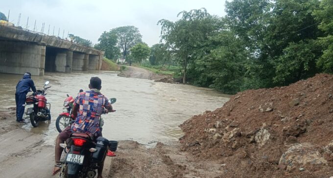 କୁଠୀ ଯୋର ଉପରେ ୫ ଫୁଟ ପାଣି,ମନ୍ଥର ଗତିରେ ଚାଲିଛି କାମ