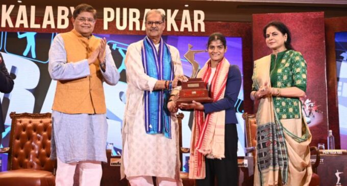 Celebrated swimmer Pratyasa Ray felicitated with 32nd Ekalabya Puraskar for 2024