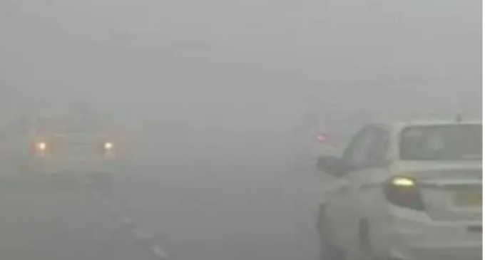 କୁହୁଡି ଯୋଗୁଁ ଜନଜୀବନ ଅସ୍ତବ୍ୟସ୍ତ : ଦୃଶ୍ୟମାନ ଦୂରତା କମ ଥିବାରୁ ବଢ଼ିଲା ଦୁର୍ଘଟଣାର ଭୟ