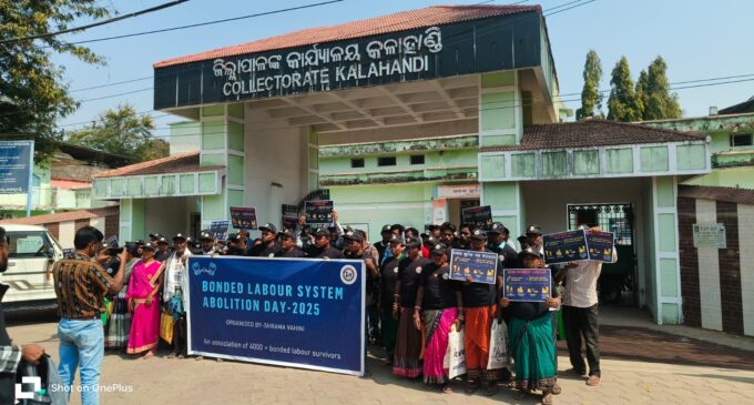 ଜିଲ୍ଲାପାଳଙ୍କୁ ଶ୍ରମ ବାହିନୀ ତରଫରୁ ବନ୍ଧକ ଶ୍ରମିକରୁ ବଞ୍ଚିଥିବା ଲୋକଙ୍କ ଅଧିକାର ପାଇଁ ଦାବିପତ୍ର ପ୍ରଦାନ