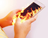 ମୋବାଇଲ୍ ବ୍ୟାଟେରୀ ଧରି ଖେଳୁଥିଲେ, ଫାଟିଯିବାରୁ ଦୁଇ ଶିଶୁ ଗୁରୁତର