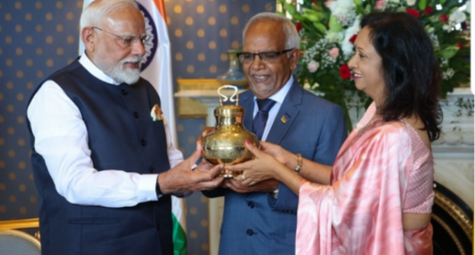 PM Modi meets Mauritius President Dharam Gokhool, gifts him Gangajal from Maha Kumbh