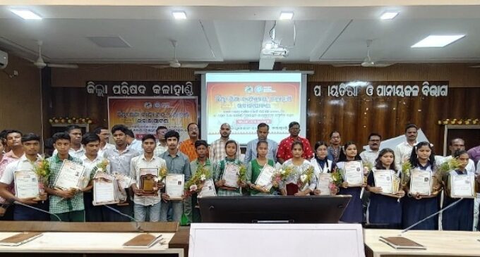 Kalahandi: Meritorious students felicitated