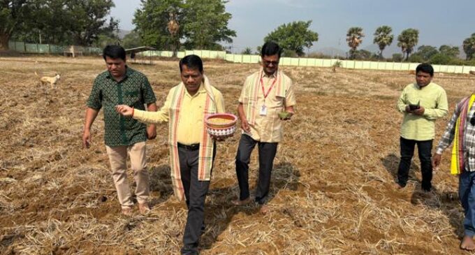 ଅକ୍ଷି ମୁଠି ଅନୁକୂଳ ସହ ବଲାଙ୍ଗିର ଜିଲ୍ଲା ସ୍ତରୀୟ ଅକ୍ଷୟ ତୃତୀୟା ଏବଂ କୃଷକ ଦିବସ ପାଳିତ :  ୨.୩୨ ଚାଷୀ ଙ୍କୁ ମିଳିଲା ସିଏମ କିସାନ ସହାୟତା ରାଶି