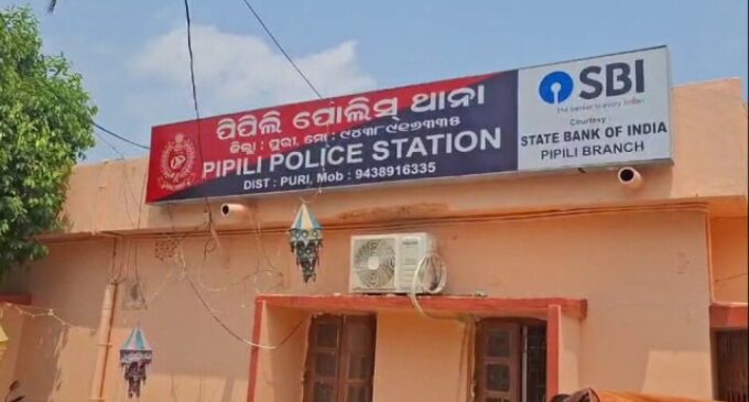 ମହିଳା ଆରଆଇଙ୍କୁ ତହସିଲଦାରଙ୍କ ଅସଦାଚରଣ ଅଭିଯୋଗ, ରୁଜୁ ହେଲା ମାମଲା