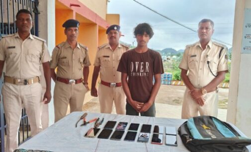 ମୋବାଇଲ ଦୋକାନରୁ ଚୋରୀ ଘଟଣାରେ ଲୁଟେରାଙ୍କୁ ବାନ୍ଧିଲା ପୋଲିସ: ୧୩ ମୋବାଇଲ ଜବତ