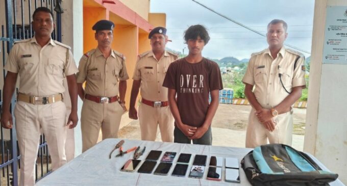 ମୋବାଇଲ ଦୋକାନରୁ ଚୋରୀ ଘଟଣାରେ ଲୁଟେରାଙ୍କୁ ବାନ୍ଧିଲା ପୋଲିସ: ୧୩ ମୋବାଇଲ ଜବତ