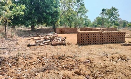 ବଲାଙ୍ଗିର ସହର ଆଖପାଖ ଗ୍ରାମ ନିକଟ ଜମି ମାନଙ୍କରେ ଚାଲିଛି କାଠରେ ଇଟା ପୋଡ଼ା,ଜଙ୍ଗଲ ରହିବ ତ?