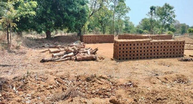 ବଲାଙ୍ଗିର ସହର ଆଖପାଖ ଗ୍ରାମ ନିକଟ ଜମି ମାନଙ୍କରେ ଚାଲିଛି କାଠରେ ଇଟା ପୋଡ଼ା,ଜଙ୍ଗଲ ରହିବ ତ?