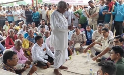 ରାସ୍ତା ପାଇଁ ଆନ୍ଦୋଳନକୁ ଓହ୍ଲାଇଲେ ୧୭ ଖଣ୍ଡ ଗ୍ରାମବାସୀ, ପ୍ରଶାସନର ପ୍ରତିଶ୍ରୁତି ପରେ ଆନ୍ଦୋଳନ ପ୍ରତ୍ୟାହୃତ