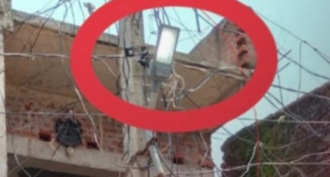 ଏପଟେ ଘନଘନ ବିଦ୍ୟୁତ୍‌କାଟ୍ ହେଉଥିବା ବେଳେ ସେପଟେ ଦିନରେ ଜଳୁଛି ଷ୍ଟ୍ରିଟ୍ ଲାଇଟ୍‌