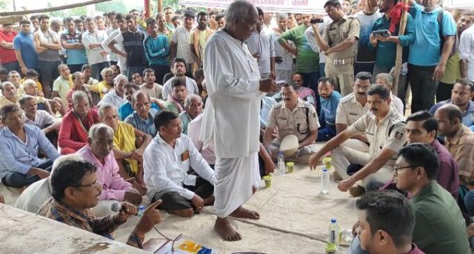 ରାସ୍ତା ପାଇଁ ଆନ୍ଦୋଳନକୁ ଓହ୍ଲାଇଲେ ୧୭ ଖଣ୍ଡ ଗ୍ରାମବାସୀ ପ୍ରଶାସନର ପ୍ରତିଶ୍ରୁତି ପରେ ଆନ୍ଦୋଳନ ପ୍ରତ୍ୟାହୃତ