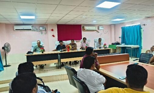 ଡାକ୍ତର ରବୀନ୍ଦ୍ର ସାହୁଙ୍କୁ ନିଲମ୍ବନ ପରେ ବଢ଼ିଲା ବିବାଦ:ଆକ୍ରମଣକାରୀଙ୍କୁ ଗିରଫ ଦାବିରେ କଳାବ୍ୟାଜ୍ ପିନ୍ଧିଲେ ଡାକ୍ତର