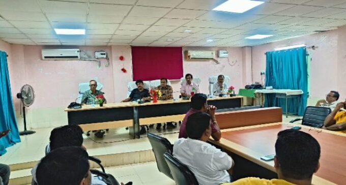 ଡାକ୍ତର ରବୀନ୍ଦ୍ର ସାହୁଙ୍କୁ ନିଲମ୍ବନ ପରେ ବଢ଼ିଲା ବିବାଦ:ଆକ୍ରମଣକାରୀଙ୍କୁ ଗିରଫ ଦାବିରେ କଳାବ୍ୟାଜ୍ ପିନ୍ଧିଲେ ଡାକ୍ତର