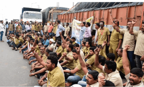 ତୃତୀୟ ଦିନରେ ପହଞ୍ଚିଲା ଓଡ଼ିଶା ଡ୍ରାଇଭର ମହାସଂଘର ଷ୍ଟିଅରିଂ ଛାଡ଼ ଆନ୍ଦୋଳନ