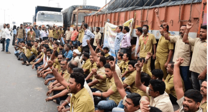 ତୃତୀୟ ଦିନରେ ପହଞ୍ଚିଲା ଓଡ଼ିଶା ଡ୍ରାଇଭର ମହାସଂଘର ଷ୍ଟିଅରିଂ ଛାଡ଼ ଆନ୍ଦୋଳନ