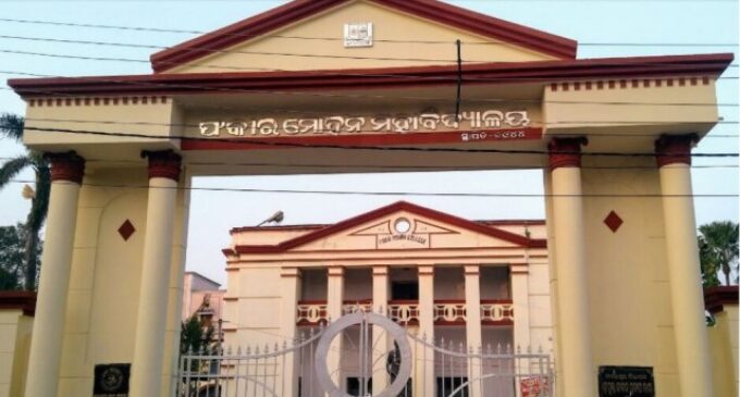 ଏଫ୍‌ଏମ୍ କଲେଜରେ ନିଜ ଦେହରେ ପେଟ୍ରୋଲ ଢାଳି ନିଆଁ ଲଗାଇଦେଲେ ଛାତ୍ରୀ