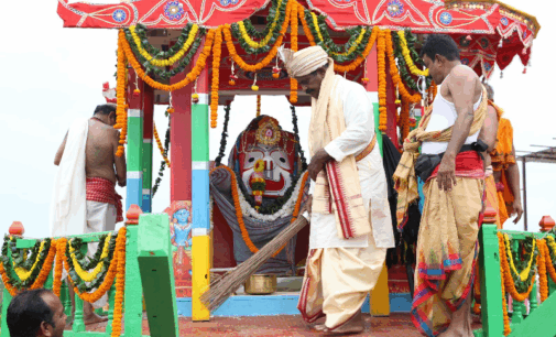Labangiri Rath Yatra: Tirupati Panigrahi Performs auspicious ‘Chhera Panhara’