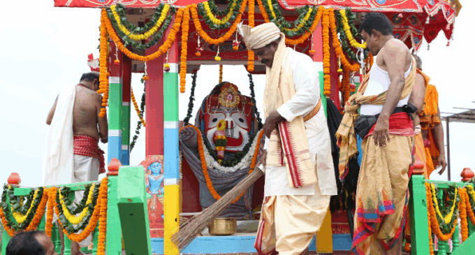 Labangiri Rath Yatra: Tirupati Panigrahi Performs auspicious ‘Chhera Panhara’