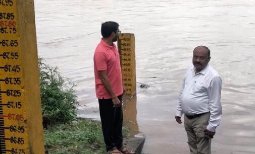 ଜଳ ସେଚନ ବଙ୍ଗଳା ଠାରେ ମହାନଦୀର ଜଳ ସ୍ତର ମାପକ ଗଜ୍ ପରିଦର୍ଶନ କଲେ ଅତିରିକ୍ତ ଜିଲ୍ଲାପାଳ