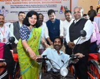 ଜୟୀ ରାଜଗୁରୁ ଟାଉନ ହଲ ଠାରେ ଦିବ୍ୟାଙ୍ଗ ମାନଙ୍କୁ ବ୍ୟାଟେରୀ ଚାଳିତ ଟ୍ରାଇ ସାଇକେଲ ଓ ଜମି ପଟ୍ଟା ବଣ୍ଟନ କଲେ ସାଂସଦ ଓ ବିଧାୟକ