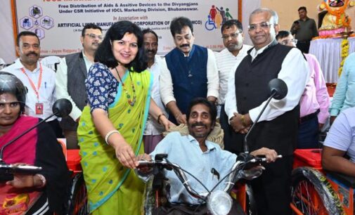 ଜୟୀ ରାଜଗୁରୁ ଟାଉନ ହଲ ଠାରେ ଦିବ୍ୟାଙ୍ଗ ମାନଙ୍କୁ ବ୍ୟାଟେରୀ ଚାଳିତ ଟ୍ରାଇ ସାଇକେଲ ଓ ଜମି ପଟ୍ଟା ବଣ୍ଟନ କଲେ ସାଂସଦ ଓ ବିଧାୟକ