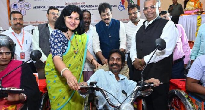 ଜୟୀ ରାଜଗୁରୁ ଟାଉନ ହଲ ଠାରେ ଦିବ୍ୟାଙ୍ଗ ମାନଙ୍କୁ ବ୍ୟାଟେରୀ ଚାଳିତ ଟ୍ରାଇ ସାଇକେଲ ଓ ଜମି ପଟ୍ଟା ବଣ୍ଟନ କଲେ ସାଂସଦ ଓ ବିଧାୟକ