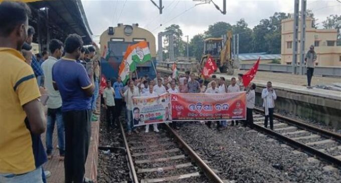 ଆଜି ଓଡ଼ିଶା ବନ୍ଦ: ସବୁଠି ପଡ଼ିଲା ପ୍ରଭାବ, ଗଡ଼ୁନି ଅଖ ଚକ, ଦୋକାନ ବଜାର ବନ୍ଦ.. ଲୋକେ ହନ୍ତସନ୍ତ