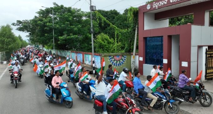 ଟୁଟୁସିଙ୍ଗା ମହାନଦୀ ବ୍ରିଜ ଛକରୁ ଜିଲ୍ଲାପାଳଙ୍କ କାର୍ଯ୍ୟାଳୟ ପର୍ଯ୍ୟନ୍ତ ହର ଘର ତ୍ରିରଙ୍ଗା ବାଇକ ଶୋଭାଯାତ୍ରା ଅନୁଷ୍ଠିତ