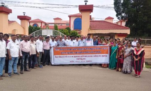 ପେନସନ ଦାବିରେ ଜିଲ୍ଲାପାଳଙ୍କ ଜରିଆରେ ଦାବିପତ୍ର ଦେଲା ୬୬୨ ବର୍ଗ କଲେଜ ସଙ୍ଘ