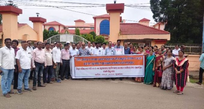 ପେନସନ ଦାବିରେ ଜିଲ୍ଲାପାଳଙ୍କ ଜରିଆରେ ଦାବିପତ୍ର ଦେଲା ୬୬୨ ବର୍ଗ କଲେଜ ସଙ୍ଘ