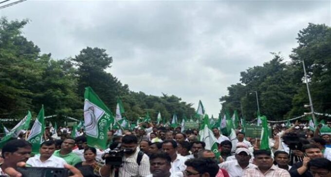 ରଣକ୍ଷେତ୍ର ପାଲଟିଲା ଲୋୟର ପିଏମ୍‌ଜି : ପୋଲିସ ସହ ବିଜେଡି କର୍ମୀଙ୍କର ଧସ୍ତାଧସ୍ତି, ବିକ୍ଷୋଭକାରୀଙ୍କ ଉପରକୁ ପାଣି ମାଡ଼