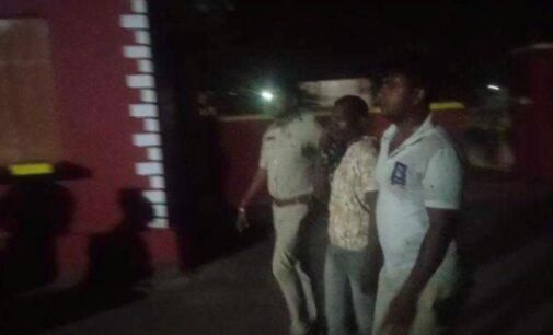 କୋର୍ଟ ହାଜତକୁ ନେବା ବେଳେ ଖସି ପଳାଇଲା ଅଭିଯୁକ୍ତ : ପରିତ୍ୟକ୍ତ ଘରୁ ଉଦ୍ଧାର କଲେ ଅବକାରୀ ପୋଲିସ