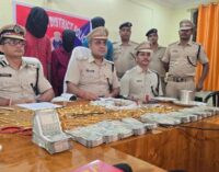 ଛଣଗିରି ଅଳଙ୍କାର ଦୋକାନ ଲୁଟ ଘଟଣାର ପର୍ଦ୍ଧାଫାଶ ; ୪ ଗିରଫ,୯୦୦ ଗ୍ରାମ ସୁନା,୨୩୬୩ ଗ୍ରାମ ୯୪୦ ରୁପା,ନଗଦ ୯ ଲକ୍ଷ ୪୫ ହଜାର ଟଙ୍କା ,ଦେଶୀ ବନ୍ଧୁକ, ୨ ଜୀବନ୍ତ ଗୁଳି,୧ ଭୁଜାଲି ଜବତ।